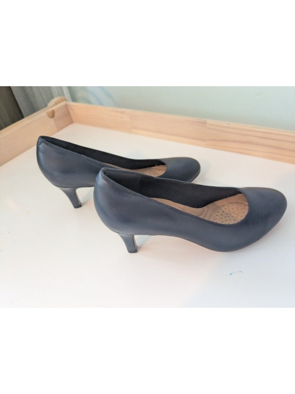 Clarks Artisan Navy Blue Heels Womens Sz 7.5 Comfort Leather Pumps Round Toe EUC
